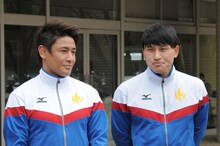 「炎の体育会TV」内のフィンスイミング企画のワンシーン。左から魔裟斗、オードリー春日。(c)TBS