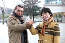 弥永明郎氏（左）と対決するインスタントジョンソンじゃい（右）。