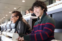 「最強馬券師決定戦！競馬バトルロイヤル」に出演するインスタントジョンソンじゃい（右）。