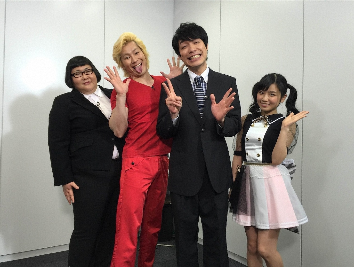 「ゲーム王 グラブルの会社に初潜入SP」に出演する（左から）メイプル超合金、麒麟川島、小池美由。(c)ABC