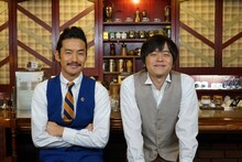 左から竹野内豊、バカリズム。(c)関西テレビ