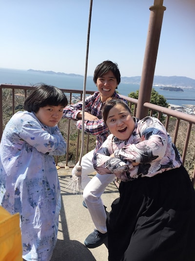 濱田隼アナ（写真奥）とロケを行うおかずクラブ。