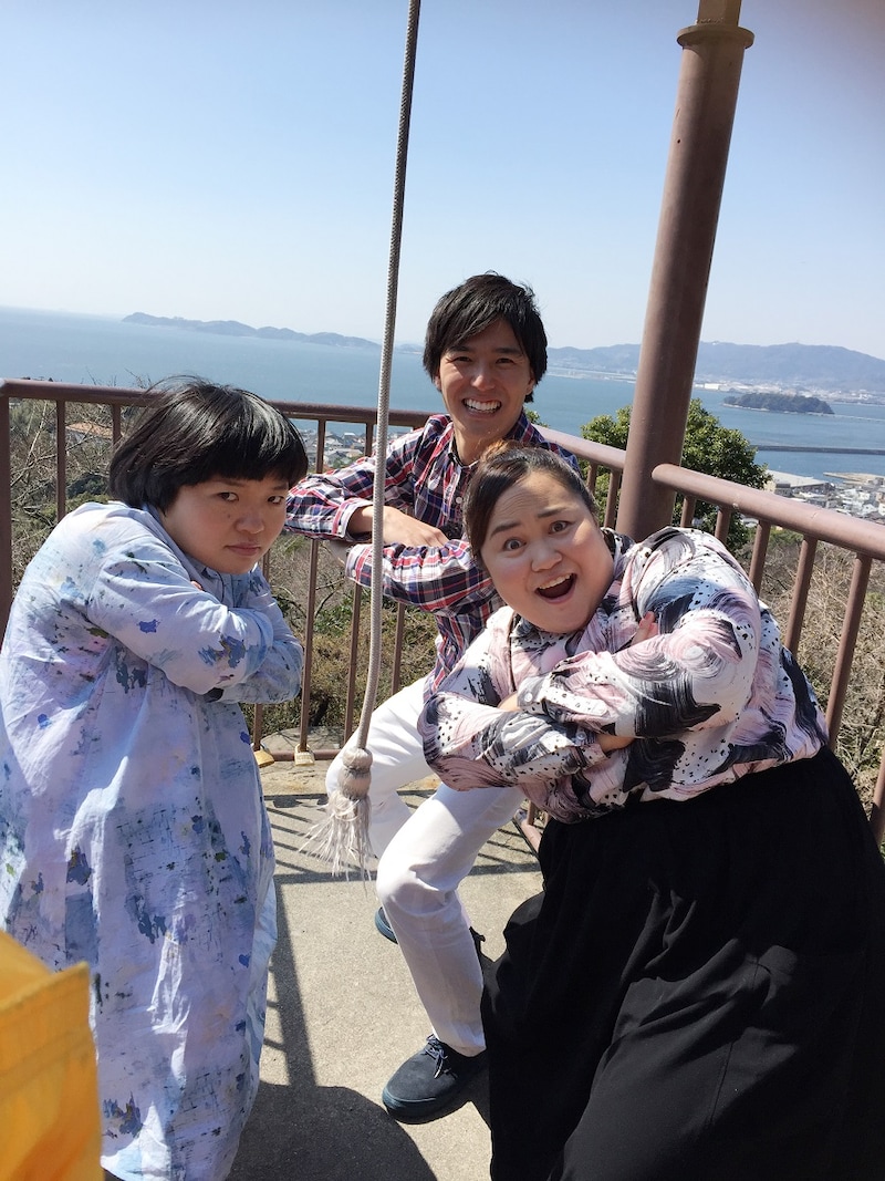 濱田隼アナ（写真奥）とロケを行うおかずクラブ。