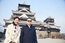 熊本城を訪れた桑子真帆アナウンサーとタモリ。(c)NHK