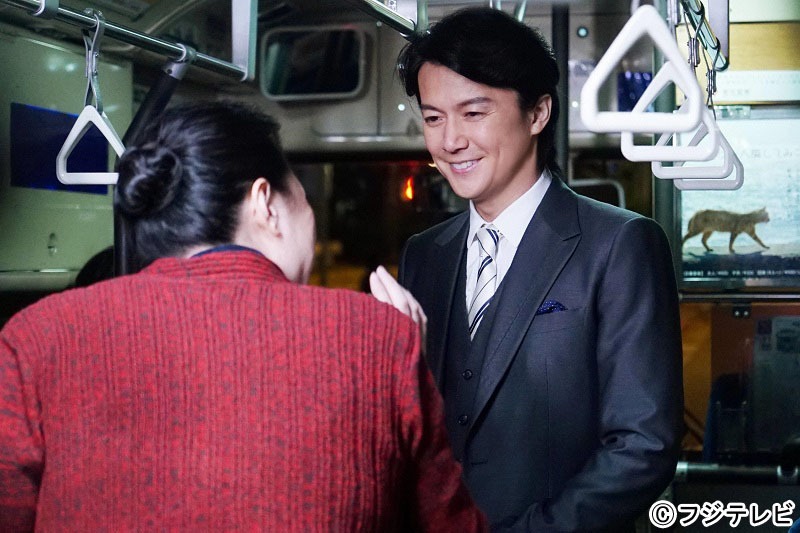 福山雅治（右）。