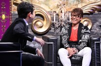 左から有吉弘行、DJ EIJI。(c)日本テレビ