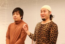 囲み取材に応じるバンビーノ。