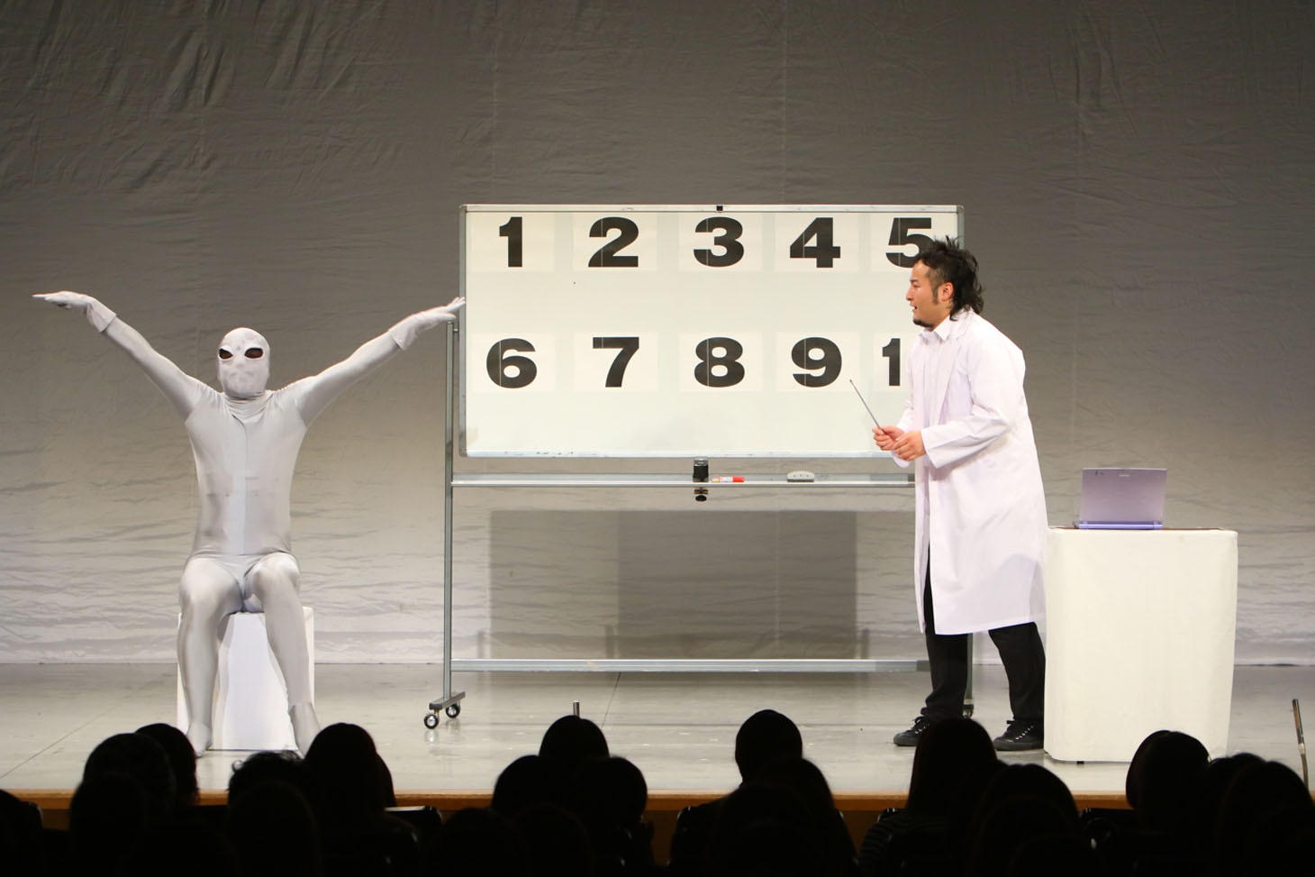 単独ライブ「バンビにしやがれ!!!」の様子。