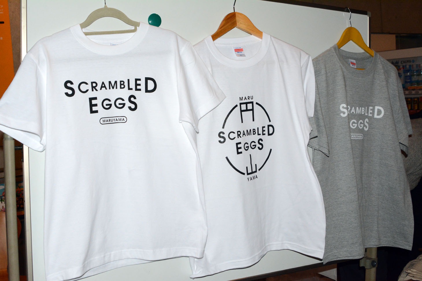 円山スクランブルエッグスのTシャツ。