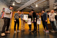 今田耕司の似顔絵を説明するサバンナ八木（左から3人目）。