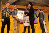 今田耕司の似顔絵を説明するサバンナ八木（左から2人目）。