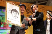 今田耕司の似顔絵を披露するシャンプーハットこいで（左）。