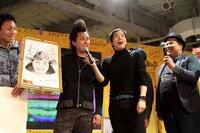 今田耕司の似顔絵を説明するミサイルマン岩部（左から2人目）。