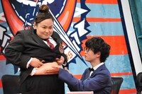 （左から）おかずクラブゆいP、モデルのゆうたろう。(c)関西テレビ