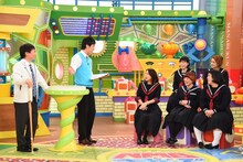 「NMBとまなぶくんSP」に出演する、かまいたち（左）と、女芸人軍団。(c)関西テレビ