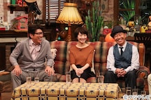 とんねるずと波瑠（中央）。