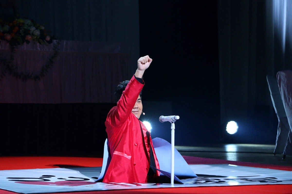 舞台装置のセリを使って登場するゴリけん。