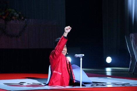 舞台装置のセリを使って登場するゴリけん。