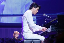 Mr.Childrenの「Tomorrow never knows」をピアノで演奏するパラシュート部隊・矢野。