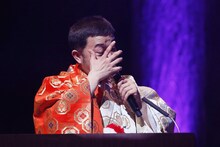 涙ながらに相方への思いを述べるパラシュート部隊・斉藤。