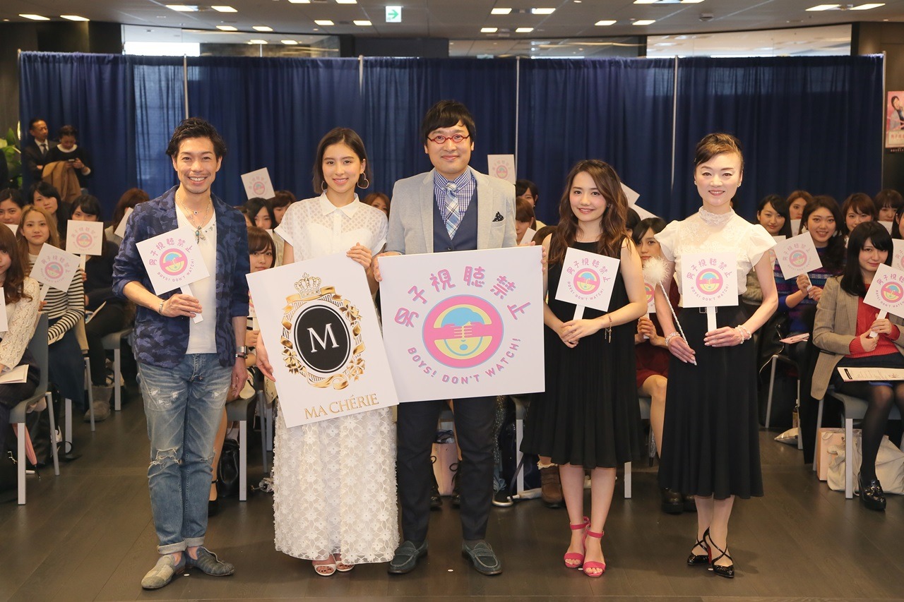 イベントに出演した南海キャンディーズ山里（中央）ら。