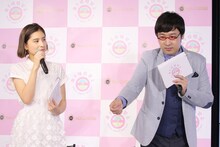 南海キャンディーズ山里とラブリ（左）。