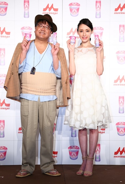 森永乳業 「アロエステ」シリーズの新CM発表会に登場した（左から）カンニング竹山、栗山千明。