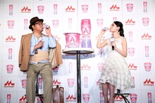 （左から）カンニング竹山、栗山千明。