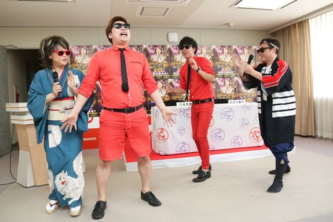 「ラッスンゴレライ」を披露する水谷千重子、8.6秒バズーカー、八公太郎。