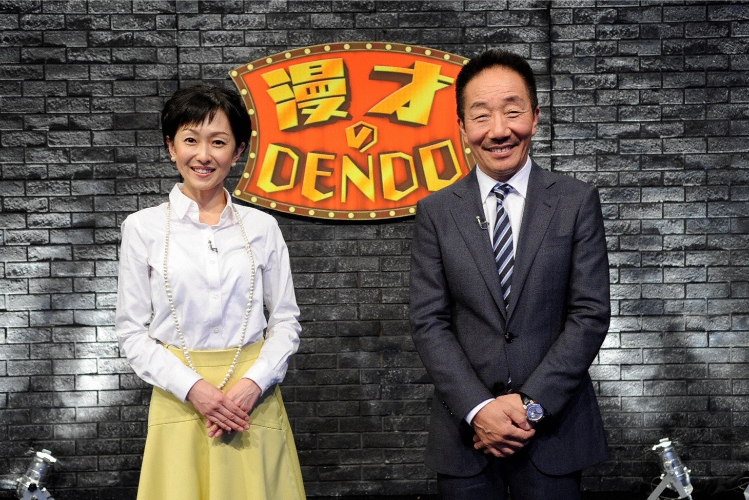 中田カウスと、加藤明子ABCアナウンサー（左）。(c)ABC