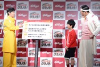 オードリー春日と鈴木福によるクイズ対決の様子。