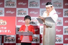 オードリー春日と鈴木福によるクイズ対決の様子。