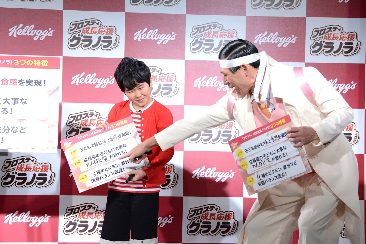 鈴木福（左）の不正解を喜ぶオードリー春日（右）。
