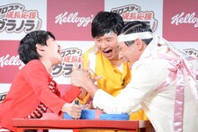 オードリー春日と鈴木福による腕相撲対決の様子。