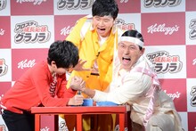 オードリー春日と鈴木福による腕相撲対決の様子。