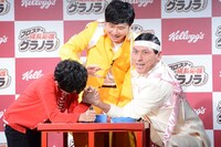オードリー春日と鈴木福による腕相撲対決の様子。