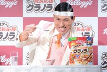 「フロスティ 成長応援グラノラ」のグルメリポート対決に臨むオードリー春日。