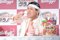 「フロスティ 成長応援グラノラ」のグルメリポート対決に臨むオードリー春日。