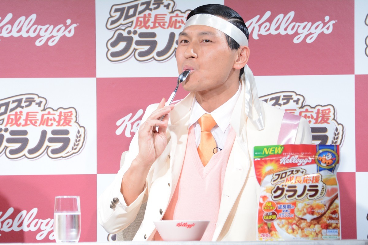 スプーンまでねぶってグラノラを味わうオードリー春日。