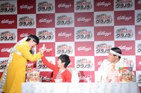 対決に勝利した鈴木福（中央）とハイタッチするオードリー若林（左）。