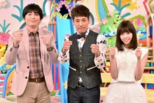 新番組「ライオンのグータッチ」に出演する（左から）博多華丸・大吉の大吉、佐藤隆太、西野七瀬（乃木坂46）。
