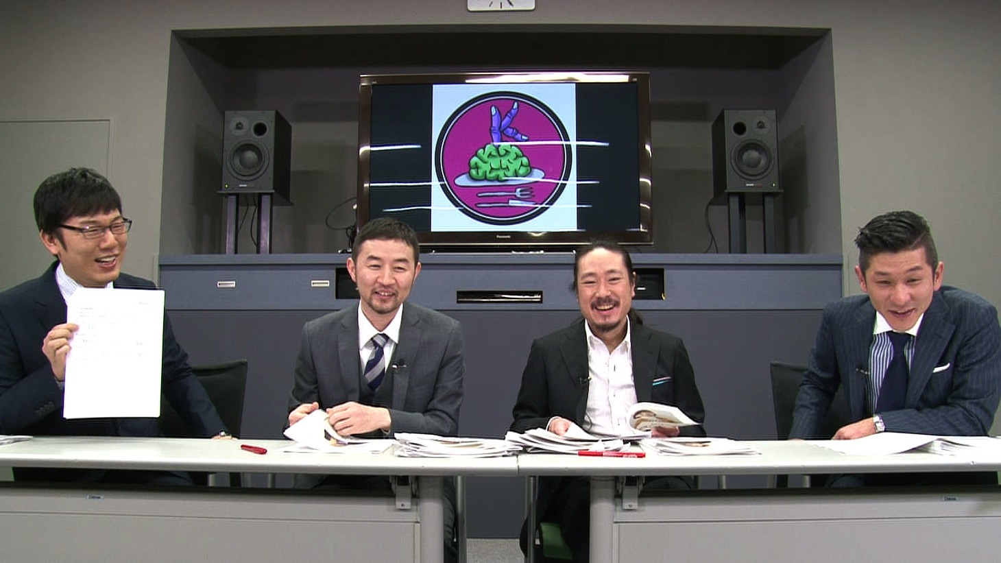 試験官を務める芸人たち。(c)関西テレビ