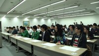 採用試験を受ける若手芸人たち。(c)関西テレビ