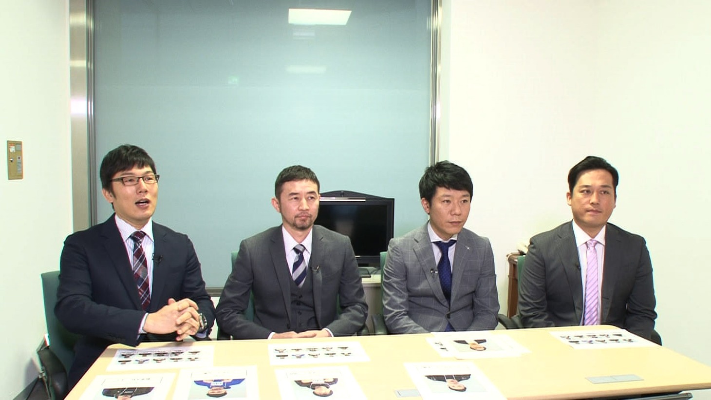 試験官を務める芸人たち。(c)関西テレビ