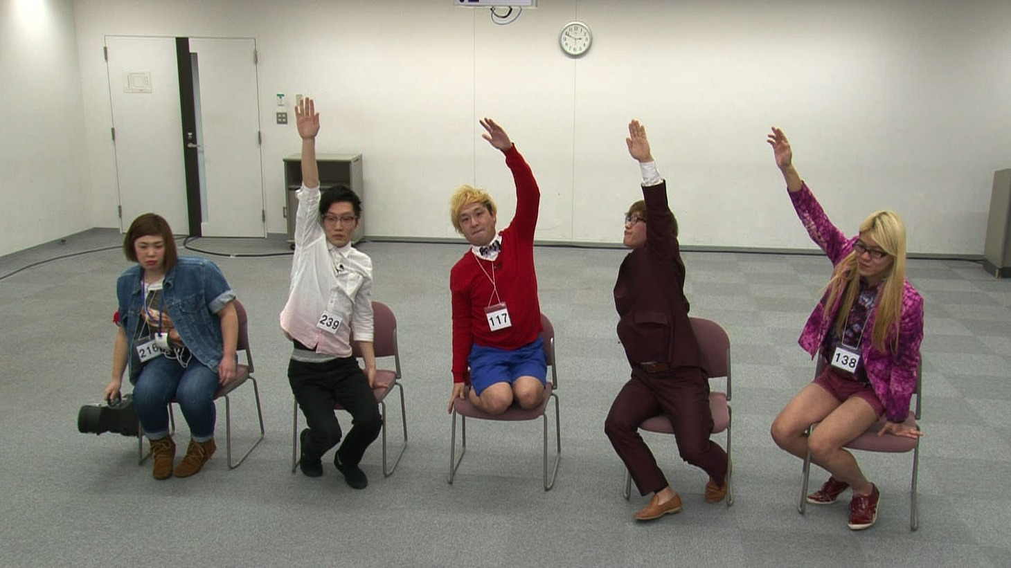 採用試験を受ける若手芸人たち。(c)関西テレビ