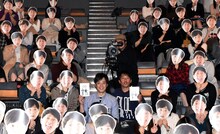 「LICENSE vol.TALK」来場者と記念撮影を行ったライセンス。