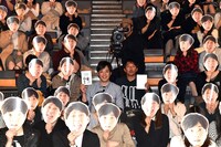 来場者との記念撮影の様子。