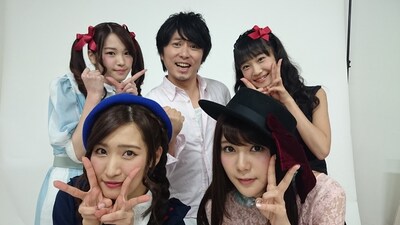 「失神タイムスリドル」出演者に囲まれるシャカ大熊。