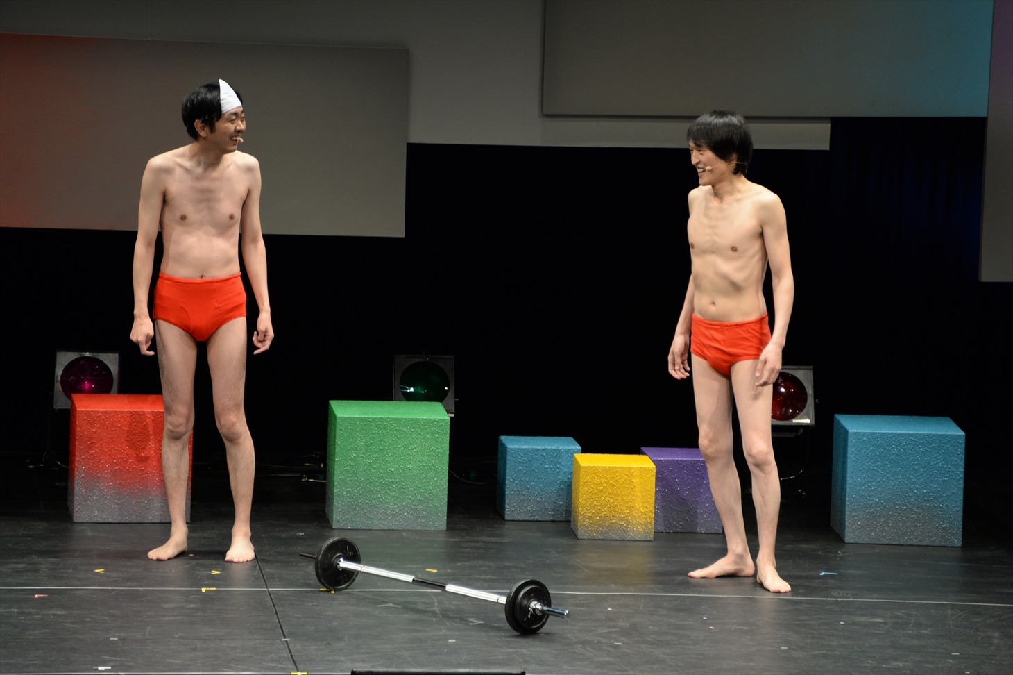 テレビ朝日の加地倫三氏が手掛けるステージに登場したアンガールズ田中（左）と、千原ジュニア。