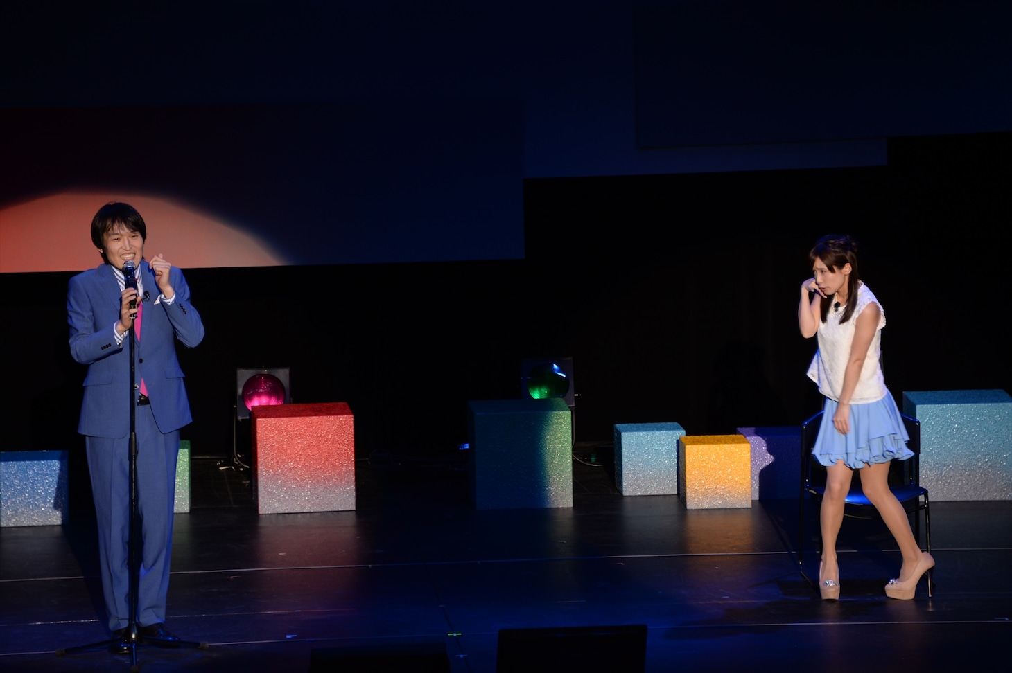 テレビ東京の佐久間宣行氏が手掛けたステージで、千原ジュニア（左）が発する擬音にいちいち感じてしまい、ジュニアのトークを妨害する小島みなみ（右）。
